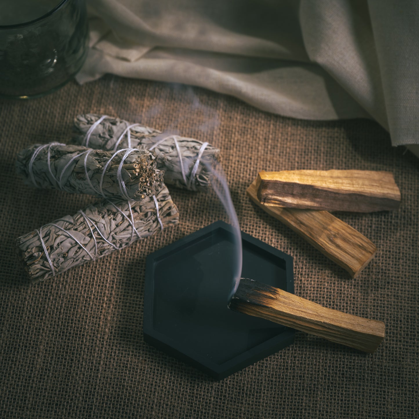 Palo Santo 3 ud + Salvia Blanca 3 + REGALO de Selenita